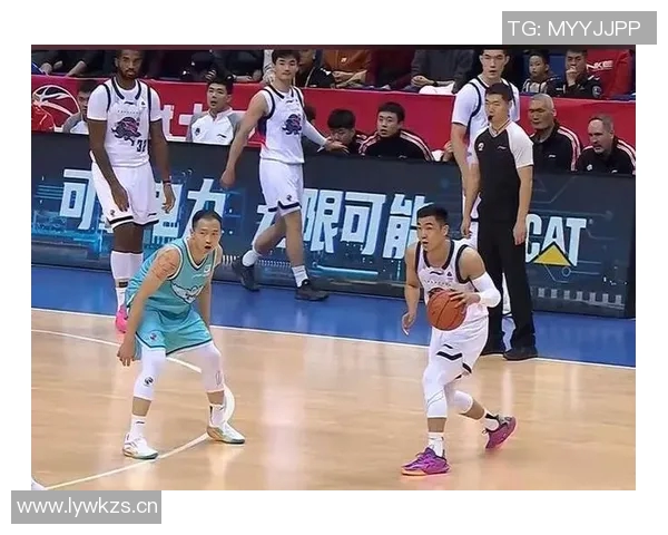 韩德君的篮球传奇之路与中国男篮的崛起历程探讨 韩德君的篮球传奇之路与中国男篮的崛起历程探讨